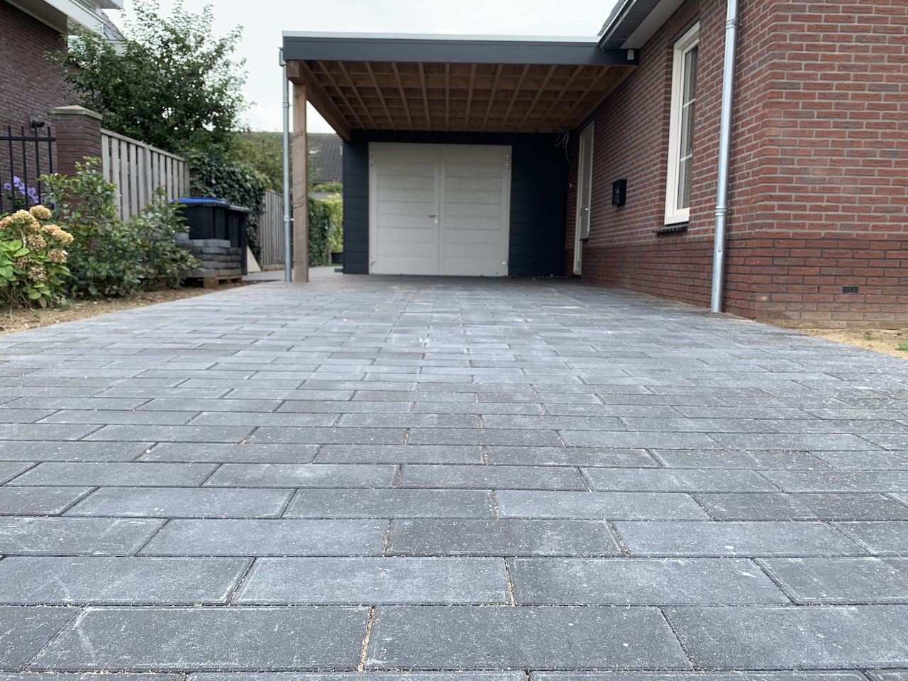 Portfolio project nieuw terras en oprit met strakke bestrating in Wateringen